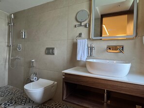Deluxe Double Room | Bathroom - Golden Vista (Amritsar)