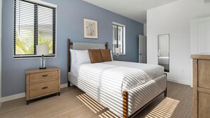 Escritorio, tabla de planchar con plancha, wifi y ropa de cama 
