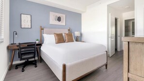 Desk, iron/ironing board, WiFi, bed sheets - Landing | Stylish 1BD, Pool, Gym (Fort Myers)