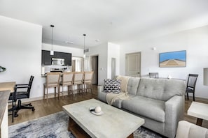 A modern apartment with a living room, kitchen, and dining area. - Landing | Stylish 1BD, Clubhouse, Gym (McCordsville)