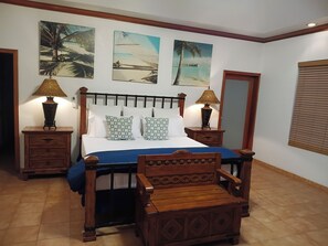 Iron/ironing board, Internet, bed sheets - Gorgeous 4-bedroom villa with AC in vibrant Nassau (Nassau)