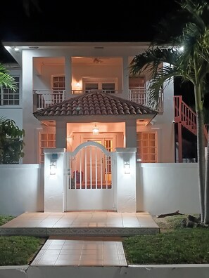 Exterior detail - Gorgeous 4-bedroom villa with AC in vibrant Nassau (Nassau)