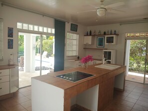 Private kitchen - Gorgeous 4-bedroom villa with AC in vibrant Nassau (Nassau)