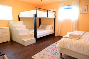 Een bureau, reisbedje, wifi, beddengoed