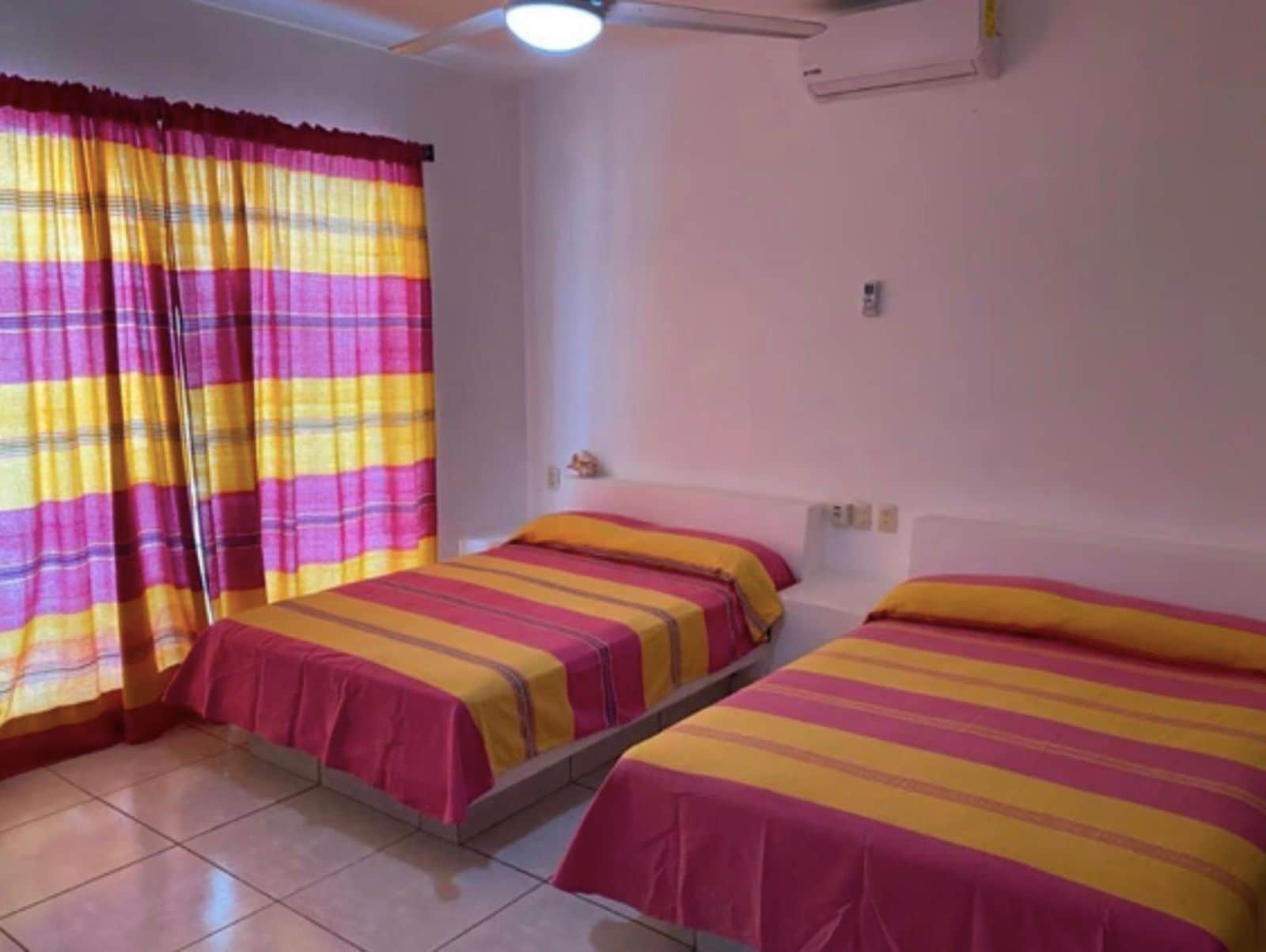 Tabla de planchar con plancha, wifi gratis y ropa de cama 