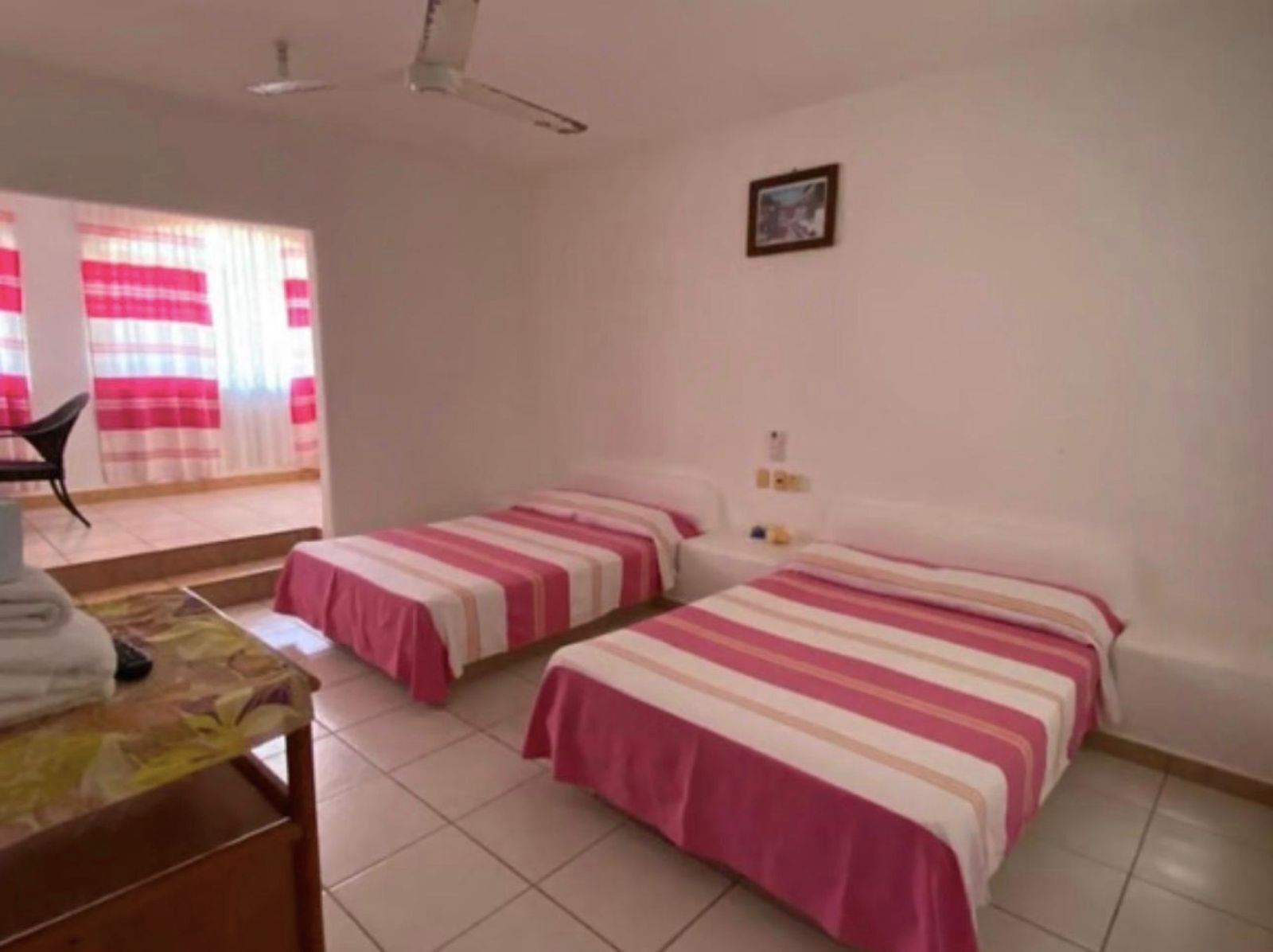Tabla de planchar con plancha, wifi gratis y ropa de cama 
