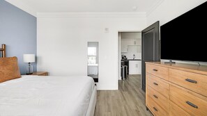 Desk, iron/ironing board, WiFi, bed sheets - Landing | Beautiful 1BD, Yoga Studio, Gym (Pooler)