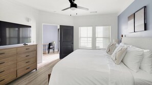 Escritorio, tabla de planchar con plancha, wifi y ropa de cama 