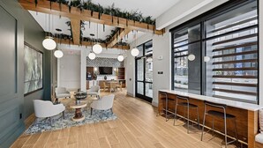 Een modern interieur met een eetgedeelte, bar en keuken.