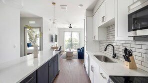 Refrigerador y comedor 