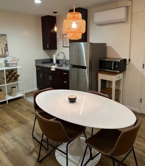 冷蔵庫、電子レンジ、コーヒー / ティーメーカー、電気ポット