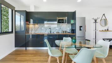 Kühlschrank, Mikrowelle, Wasserkocher mit Kaffee-/Teezubehör, Toaster