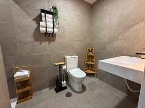 Shower, towels - Sea View, Modern Studio with Parking (Gaula)