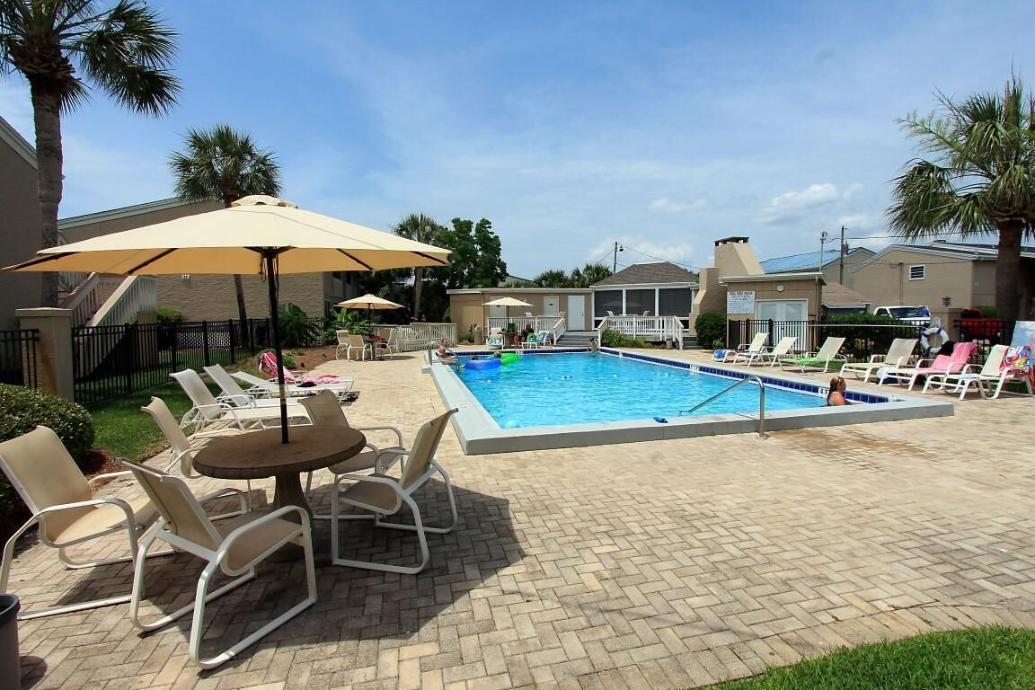 Apartamento, 1 cama de matrimonio grande con sofá cama (Chateau La Mer #1D) | Piscina | Una piscina al aire libre