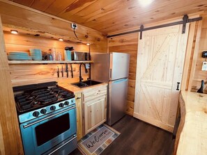 Private kitchen - Cozy 1-bedroom cottage in serene West Bath with AC (West Bath)