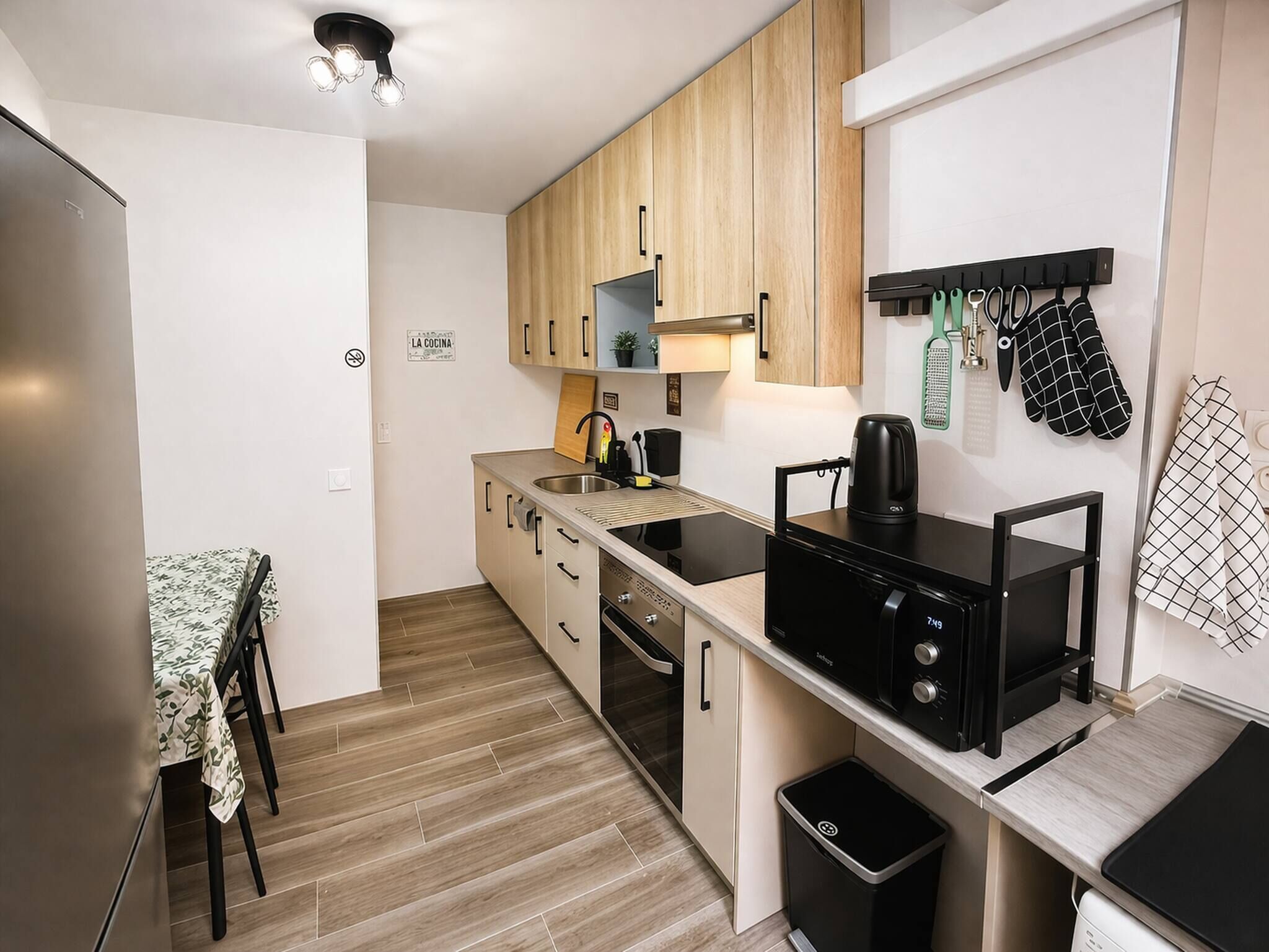 Dormitorio compartido, 1 habitación, vista al jardín | Cocina privada