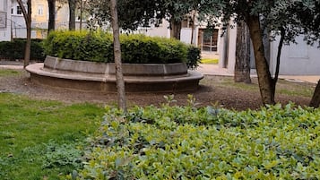 Slaapzaal, 1 slaapkamer, uitzicht op tuin | Terrein van de accommodatie