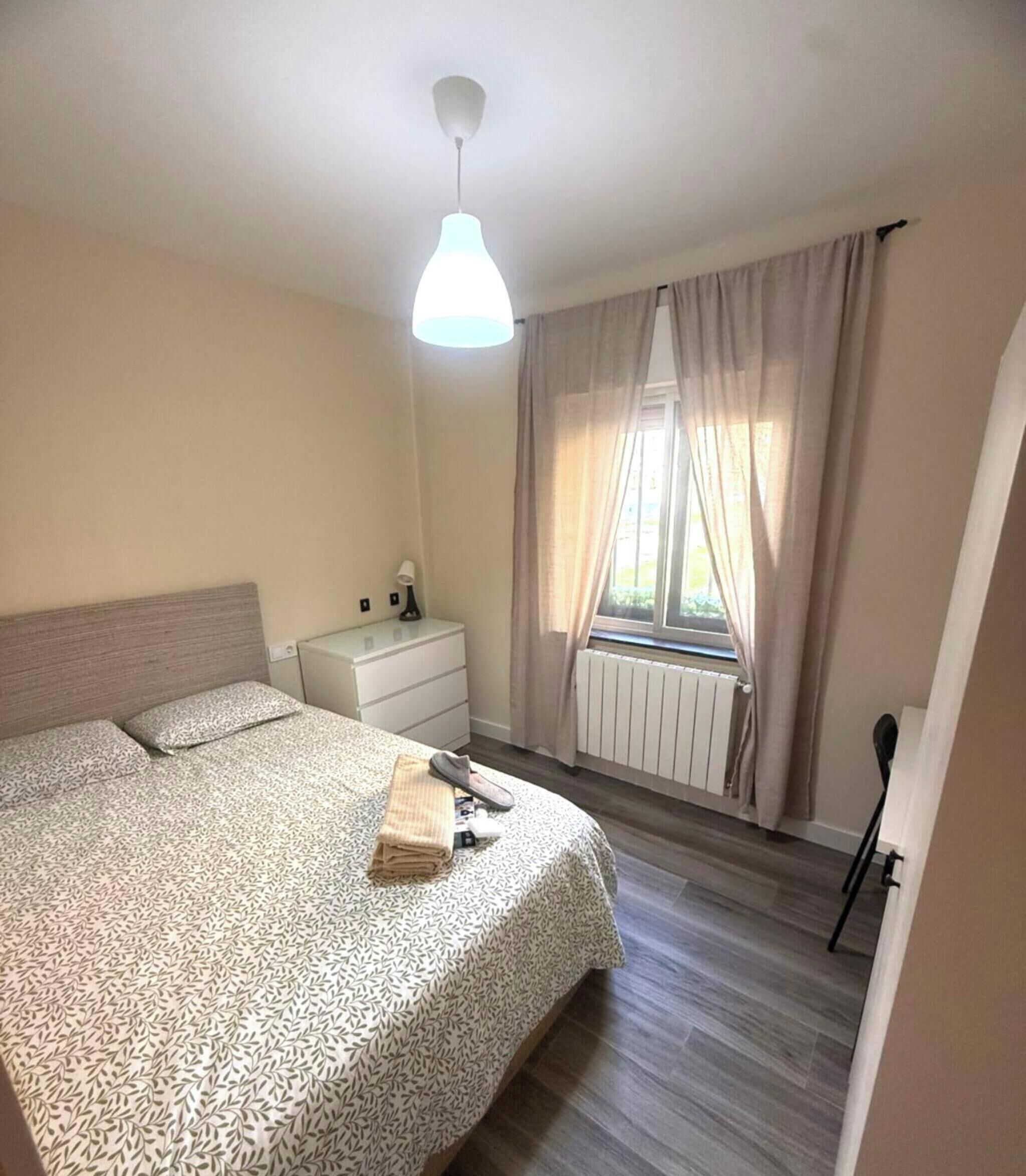 Dormitorio compartido, 1 habitación, vista al jardín | 1 habitación 