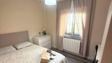Dormitorio compartido, 1 habitación, vista al jardín | 1 habitación