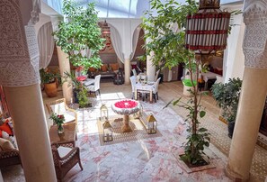 Outdoor dining - Riad Nirvana (Marrakech)