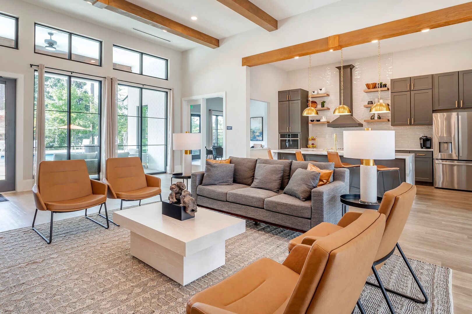 Un salon spacieux avec un canapé, des fauteuils et une table basse.