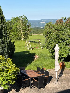 Outdoor dining - 10 minutes from Koblenz Holiday home Hofgut von Schaewen. (Hünenfeld)