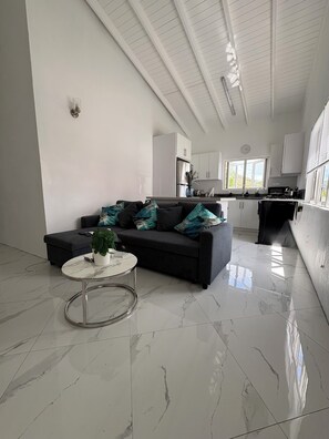 Smart TV - Modern 2BD Aqua Apt with a stunning rooftop patio for sunbathing/relaxing, BBQ. (Choc)