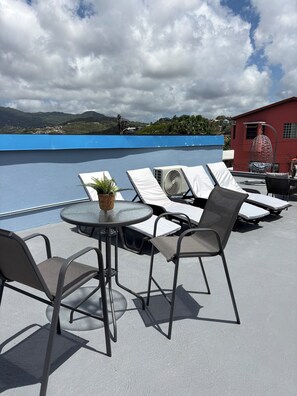 Outdoor dining - Modern 2BD Aqua Apt with a stunning rooftop patio for sunbathing/relaxing, BBQ. (Choc)