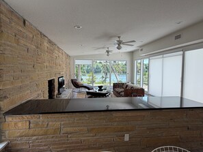 Living area - River House - Waterfront on the St. Johns River (Satsuma)