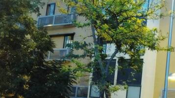 Dormitorio compartido, 1 habitación, vista al jardín | Exterior