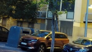 A multi-story building with balconies, parked cars, and a tree in front. - Room-modern Comfort in Madrid Premium Ro (Madrid)