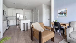Eine moderne Wohnung mit Küche, Essbereich und Wohnzimmer.