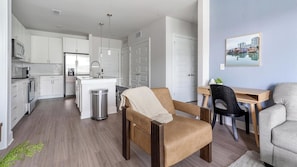 Eine moderne Wohnung mit Küche, Essbereich und Wohnzimmer.