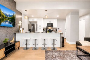 Geladeira, micro-ondas, fogão, cooktop