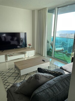 Living area - Cozy 1-bedroom apartment in pleasant Hollywood with Pool and Beach Access. (Hollywood)