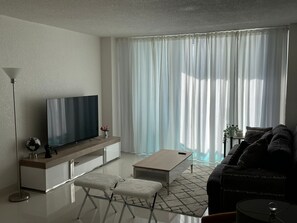 Living area - Cozy 1-bedroom apartment in pleasant Hollywood with Pool and Beach Access. (Hollywood)