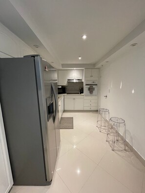 Private kitchen - Cozy 1-bedroom apartment in pleasant Hollywood with Pool and Beach Access. (Hollywood)