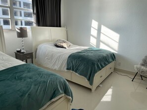 Room - Cozy 1-bedroom apartment in pleasant Hollywood with Pool and Beach Access. (Hollywood)