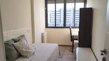 Dormitorio compartido, 1 habitación, vista al jardín | 1 habitación