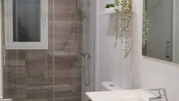 Dormitorio compartido, 1 habitación, vista al jardín | Baño