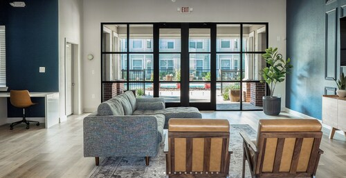 Landing | Chic 2BD, Yoga Studio, Gym