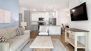 Un apartamento moderno con sala de estar, cocina y comedor.