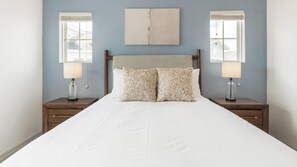 Escritorio, tabla de planchar con plancha, wifi y ropa de cama 