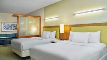 Tabla de planchar con plancha, wifi gratis y ropa de cama
