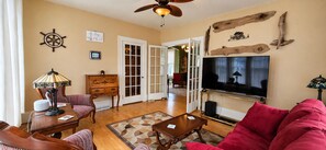 Smart TV, books - Spruce Street Retreat | Charming Victorian Sleeps 6 | 1 Mile to Lake Michigan (Manistee)
