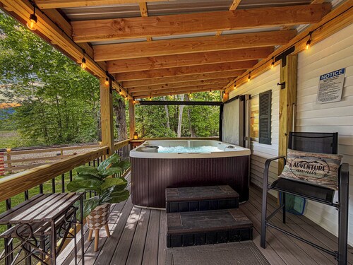 Less than 1 mile to charming North Conway 3-bedroom house with private hot tub