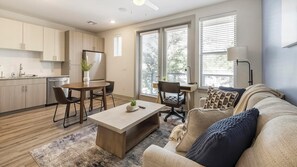 Eine moderne Wohnung mit Küche, Essbereich und Wohnzimmer.