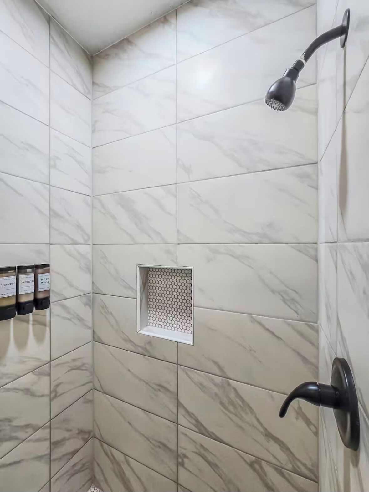 Douche, sèche-cheveux, serviettes fournies, savon