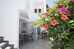Outdoor dining - Mina Cozy Studios (Platis Gialos)