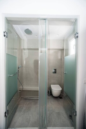 Shower, free toiletries, hair dryer, towels - Mina Cozy Studios (Platis Gialos)